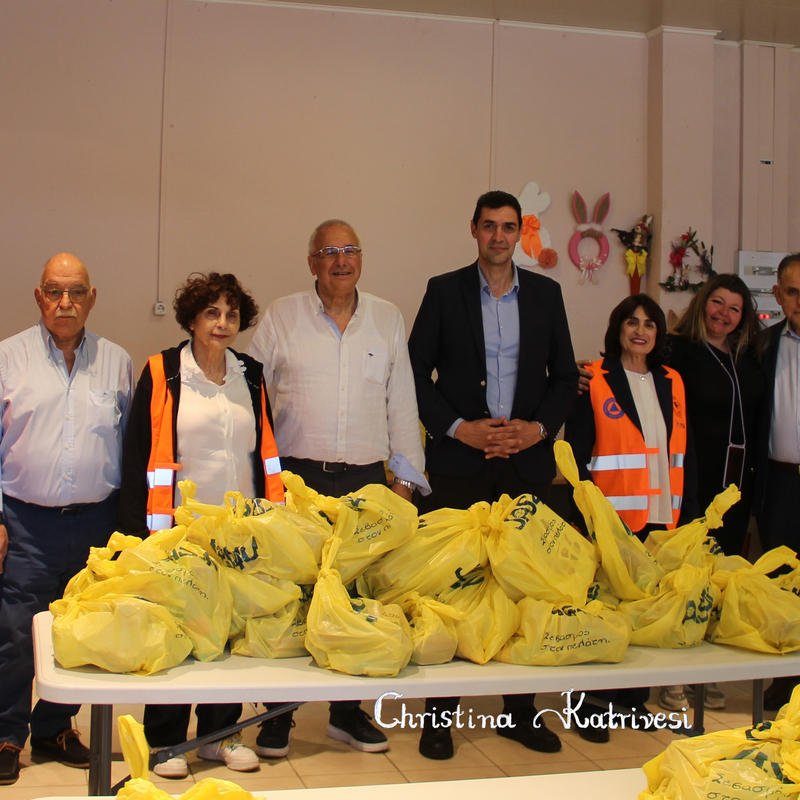 Το Μεγάλο Σάββατο  19/4/2025 επίσης στο χώρο μας 	τακτοποιήσαμε και διανείμαμε   δωροεπιταγές , γλυκίσματα και αναψυκτικά, όλα προσφορά της Εταιρείας « ΓΙΑΝΝΗΣ ΣΤΕΦΑΝΙΔΗΣ JAS-ΑΝΤΩΝΗΣ ΣΤΕΦΑΝΙΔΗΣ Ο.Ε.» σε 100 οικογένειες, που έχουν πραγματική ανάγκη από φορείς της πόλης μας , όπως η Φιλική Φωλιά , τα συσσίτια του Αγίου Γεωργίου, η Συνοικία των Ποντίων, ωφελούμενοι του Συλλόγου Εθελοντών Θριασίου Πεδίου και άλλων οικογενειών της Ελευσίνας και Μάνδρας. Η δράση αυτή οφείλεται στον επί σειρά ετών Αντιπρόεδρο του Συλλόγου μας κ. Γιάννη Στεφανίδη που πάντα δίνει το παρόν με μεγάλη προσφορά,  χάρη  στην ευαισθησία που τον διακρίνει ως, άνθρωπο, επιχειρηματία και εθελοντή. Σπουδαία πράξη αλληλεγγύης για  παράδειγμα προς μίμηση.
