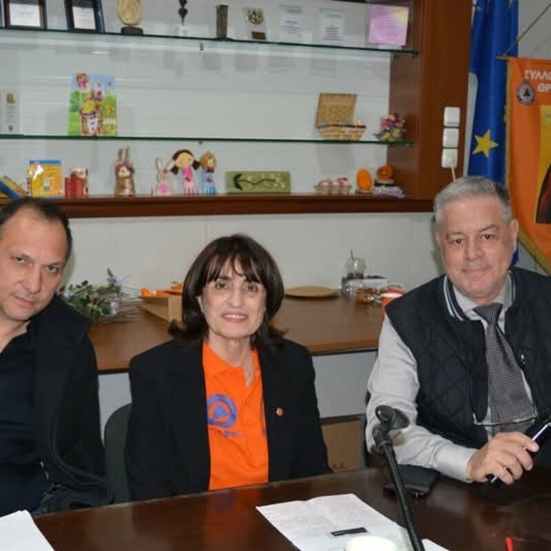 « ….Όταν συγκρούονται οι αντιθέσεις της ψυχής μας . Ένας ινδιάνικος μύθος……».
Ένα εξαιρετικό απογευματινό την Δευτέρα 7/4/2025 περάσαμε μέλη και φίλοι του Συλλόγου μας στα γραφεία μας, προκειμένου να παρακολουθήσουμε την εμπεριστατωμένη επιστημονικά ομιλία του κλινικού ψυχολόγου κ. Μιχαήλ Πεταλά, ψυχολόγου των Κ.Α.Π.Η. του Δήμου Ελευσίνας για την ψυχοσυναισθηματική υγεία μας . Η σωματική και η ψυχική υγεία μας είναι άρρηκτα συνδεδεμένες και χρήζουν προσοχής και φροντίδας για την συνολική μας ευεξία - ευζωία με υγιή τον προσωπικό και κοινωνικό μας ρόλο.Η συζήτηση έκλεισε από τον ομιλητή με συσχέτιση των αρχών του Εθελοντισμού με το θέμα.